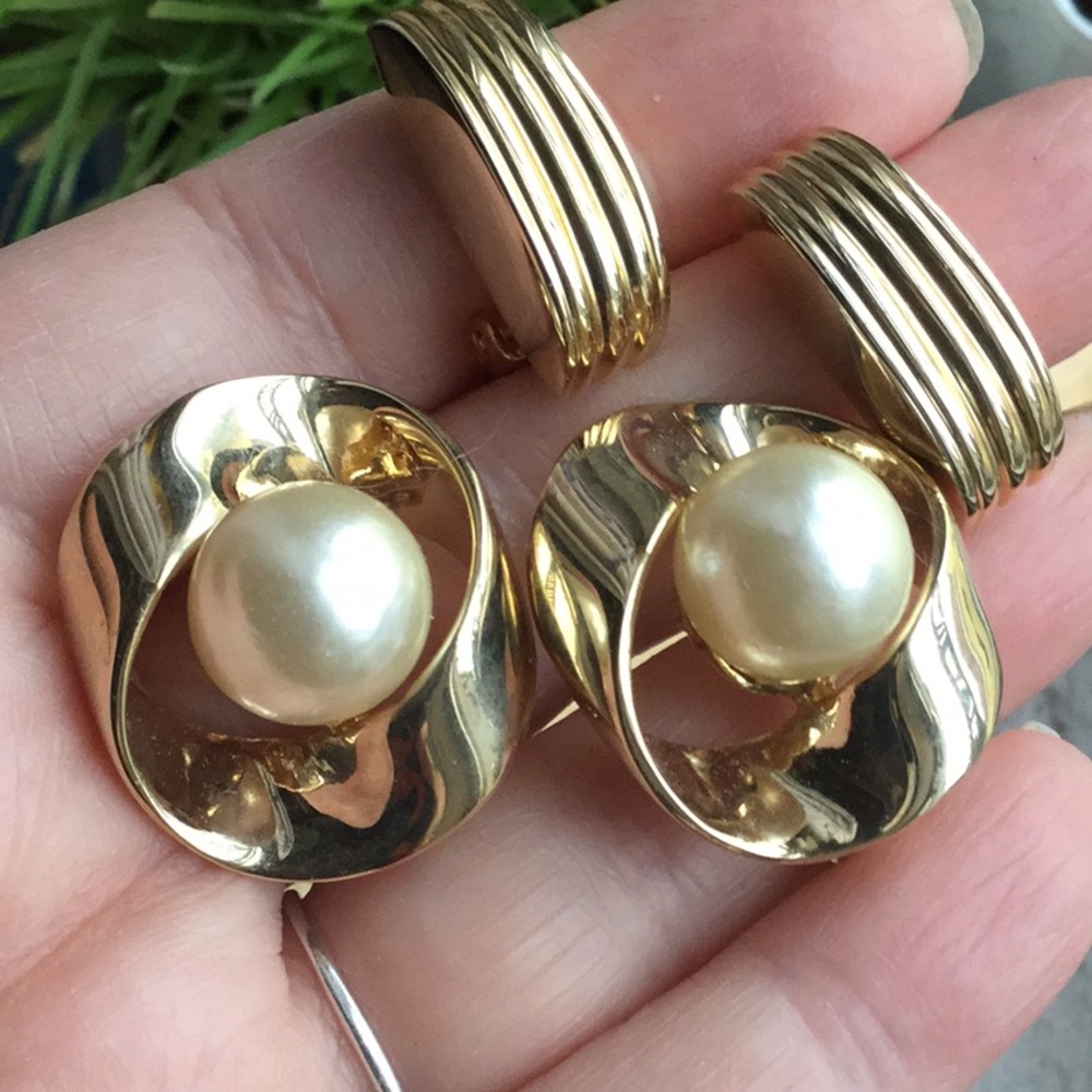 VTG Clip-on Pearl & Hugger EarrIngs Gold tone NWT